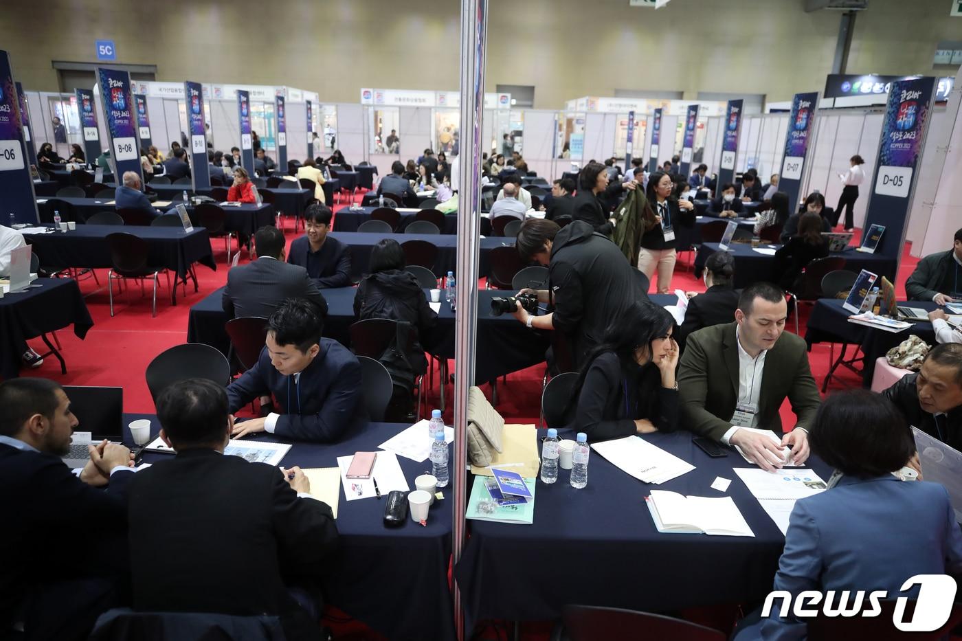 조달청이 26일부터 27일까지 ‘2025 공공조달 수출상담회&#40;2025 GPPM&#41;’를 개최한다. 사진은 &#39;코리아 나라장터 엑스포 2023&#39; 해외바이어 수출상담회 모습. ⓒ News1 이승배 기자