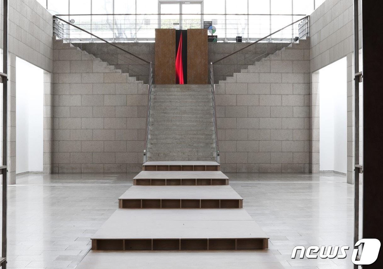 본문 이미지 -  뭎, 〈내 사랑, 난 당신이 죽은 줄 알았어, 당신은 그저 다른 삶으로 넘어간 거였는데〉, 2023. 국립현대미술관 제공, 사진 김주영