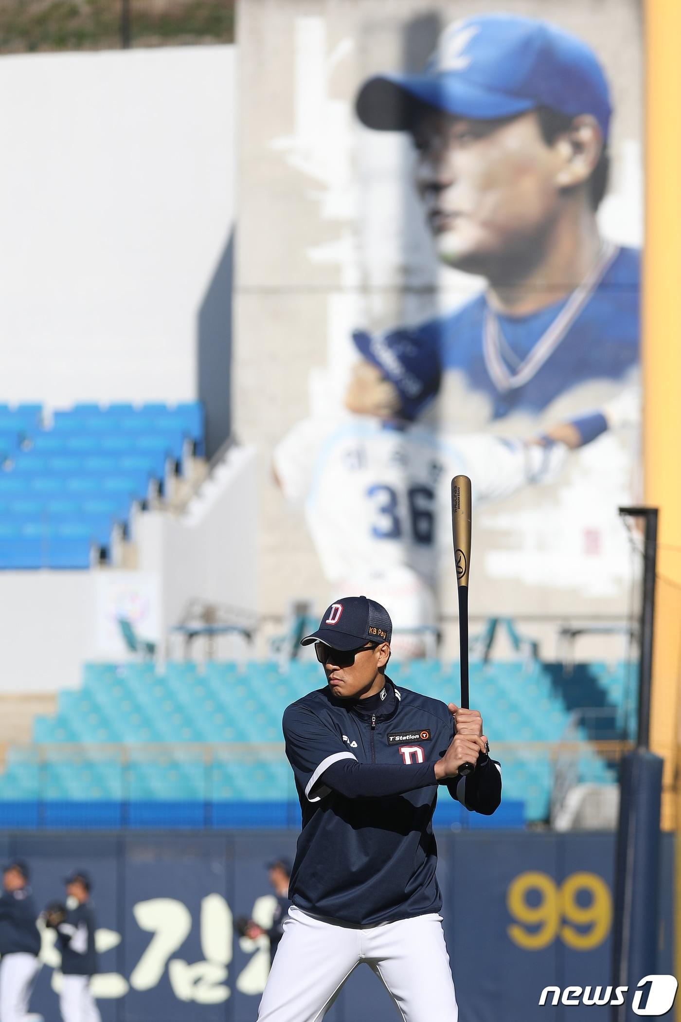 본문 이미지 - 이승엽 두산 베어스 감독이 26일 오후 대구삼성라이온즈파크에서 열리는 삼성 라이온즈와의 맞대결을 앞두고 선수들의 워밍업 모습을 지켜보고 있다. 뒤로 외야 벽면에 삼성 레전드 이승엽의 얼굴이 담긴 벽화가 보인다. 2023.4.26/뉴스1 ⓒ News1 공정식 기자