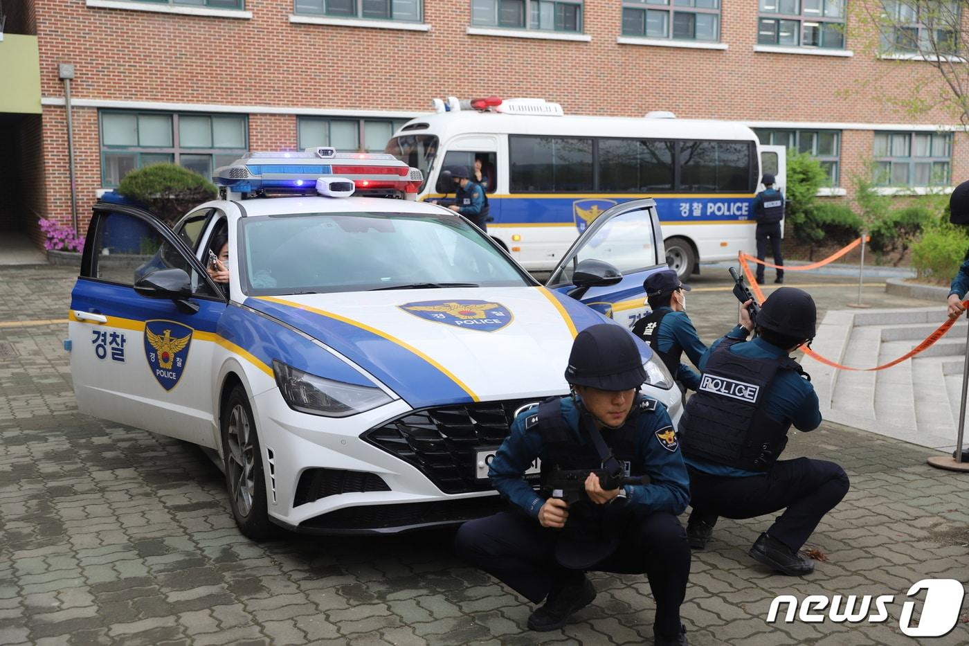 2023년 경기북부 대테러·사회재난 관계기관 합동훈련을 실시하는 경찰특공대원들.(경기북부경찰청 제공)