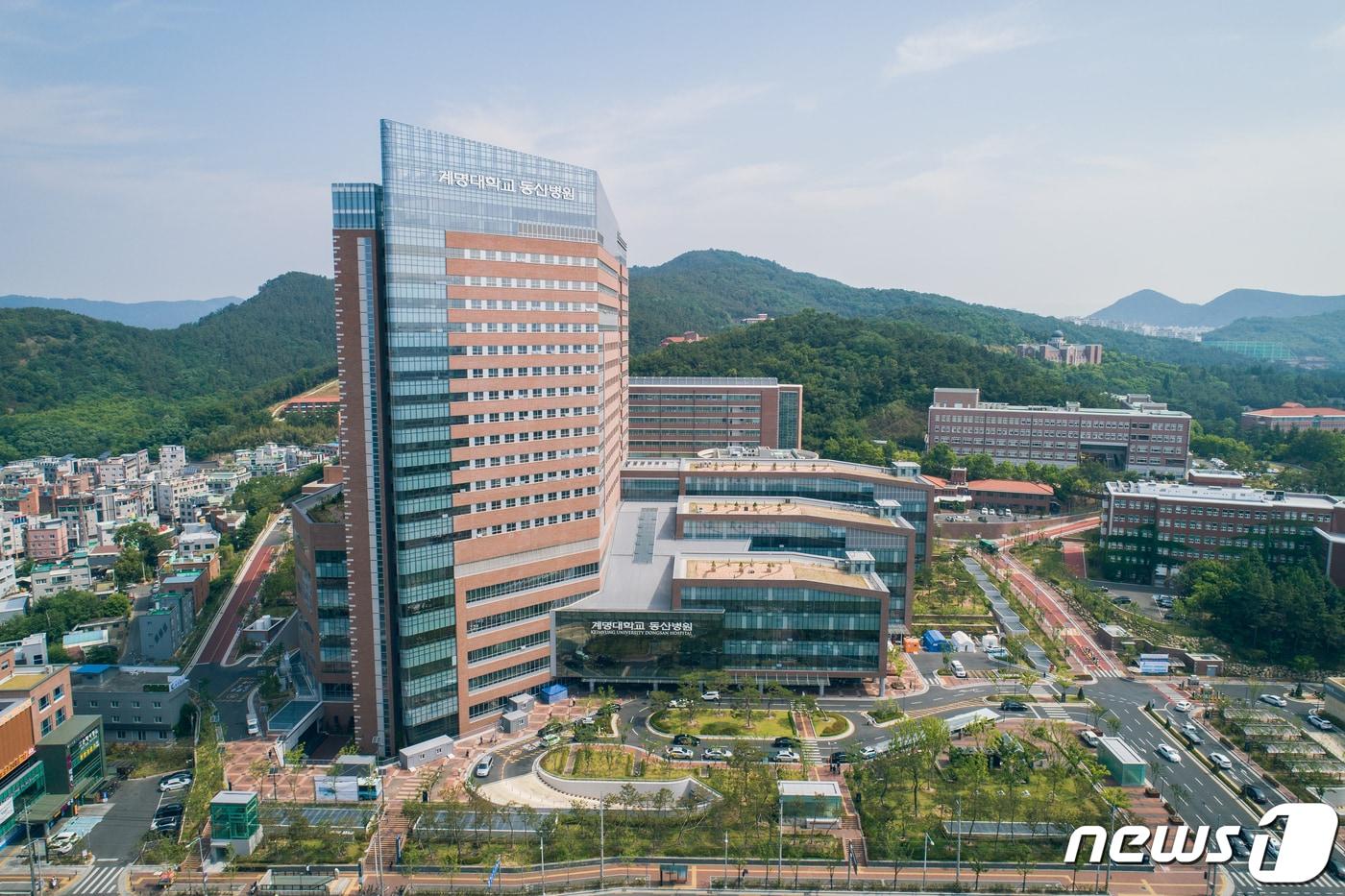 본문 이미지 - 계명대 동산병원 소아외과 정은영 교수팀이 대구·경북 최초로 다빈치 로봇수술 시스템을 이용한 성인 탈장수술을 성공했다. 사진은 병원 전경. (계명대 동산병원 제공)/뉴스1