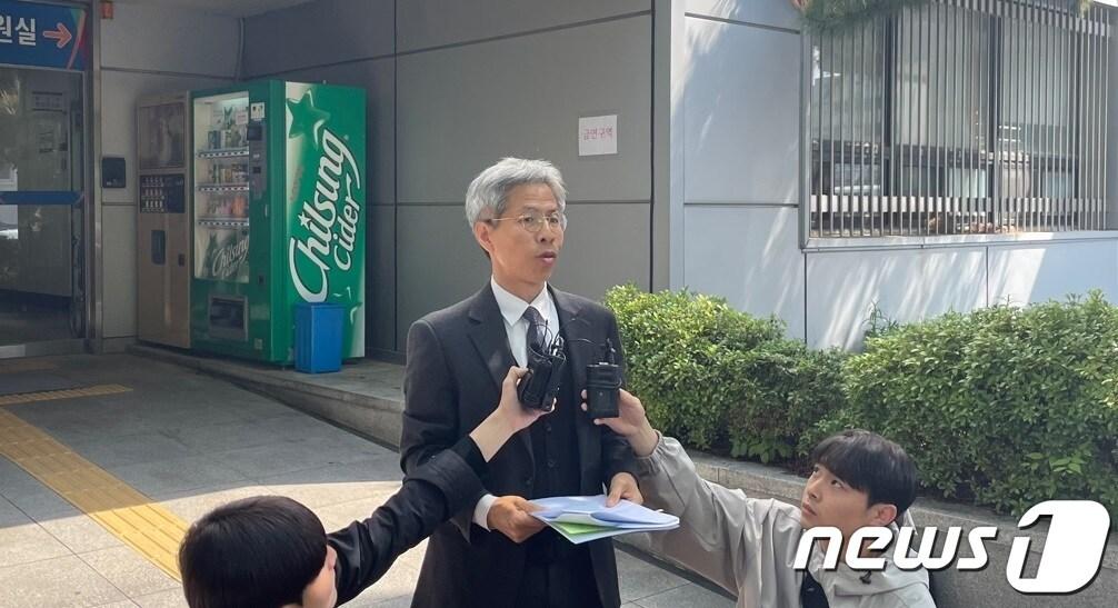 본문 이미지 - 중대재해전문가넷 공동대표인 권영국 변호사가 26일 한국제강 대표이사의 중대재해처벌법 위반 혐의 1심 선고 후 판결에 대한 입장을 말하고 있다.2023.4.26/뉴스1 강정태 기자