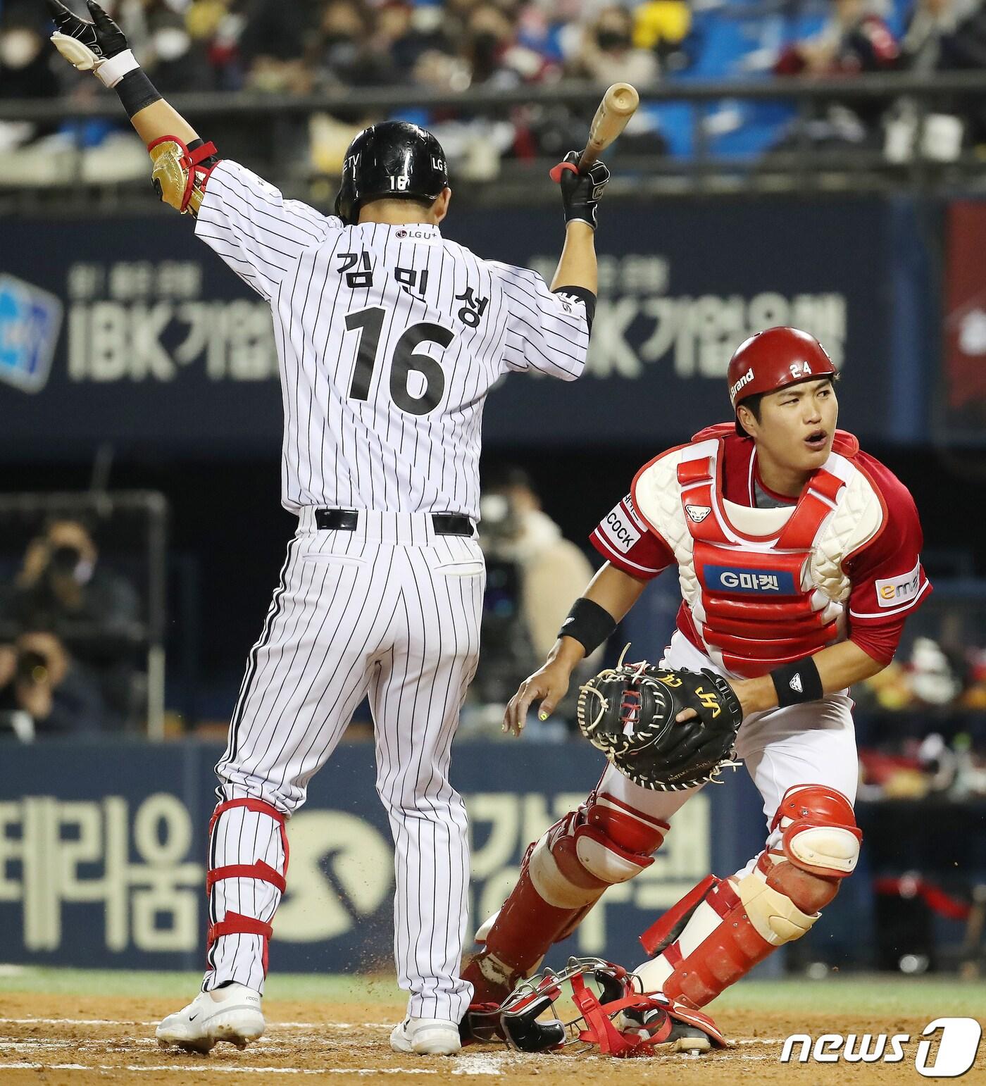 본문 이미지 - 26일 오후 서울 송파구 잠실야구장에서 열린 2023 신한 SOL KBO리그 SSG 랜더스와 LG 트윈스의 경기, SSG 포수 김민식이 3회말 2사 2,3루에서 선발 송영진의 폭투를 잡지 못하고 있다. 2023.4.26/뉴스1 ⓒ News1 김진환 기자