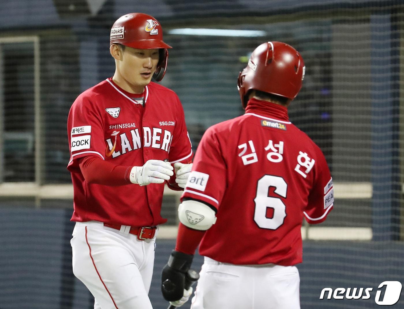 본문 이미지 - SSG 랜더스 오태곤&#40;왼쪽&#41;과 김성현. 뉴스1 DB ⓒ News1 김진환 기자