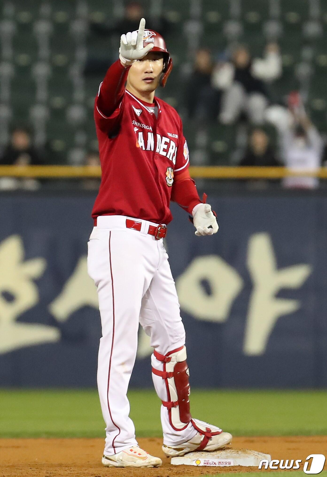 본문 이미지 - 26일 오후 서울 송파구 잠실야구장에서 열린 2023 신한 SOL KBO리그 SSG 랜더스와 LG 트윈스의 경기, SSG 오태곤이 5회초 1사 1,2루에서 역전 적시타를 친 뒤 세리머니를 하고 있다. 2023.4.26/뉴스1 ⓒ News1 김진환 기자