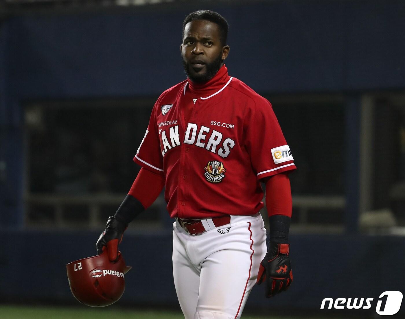 본문 이미지 - 26일 오후 서울 송파구 잠실야구장에서 열린 2023 신한 SOL KBO리그 SSG 랜더스와 LG 트윈스의 경기, SSG 에레디아가 5회초 1사 1,3루에서 SSG 오태곤이 친 우익 선상 타구가 비디오 판독 결과 페어로 인정된 뒤 LG 볼보이에 맞으면서 두 베이스 진루만 인정해 3루로 귀루 하라는 판정이 나오자 아쉬워하고 있다. 2023.4.26/뉴스1 ⓒ News1 김진환 기자