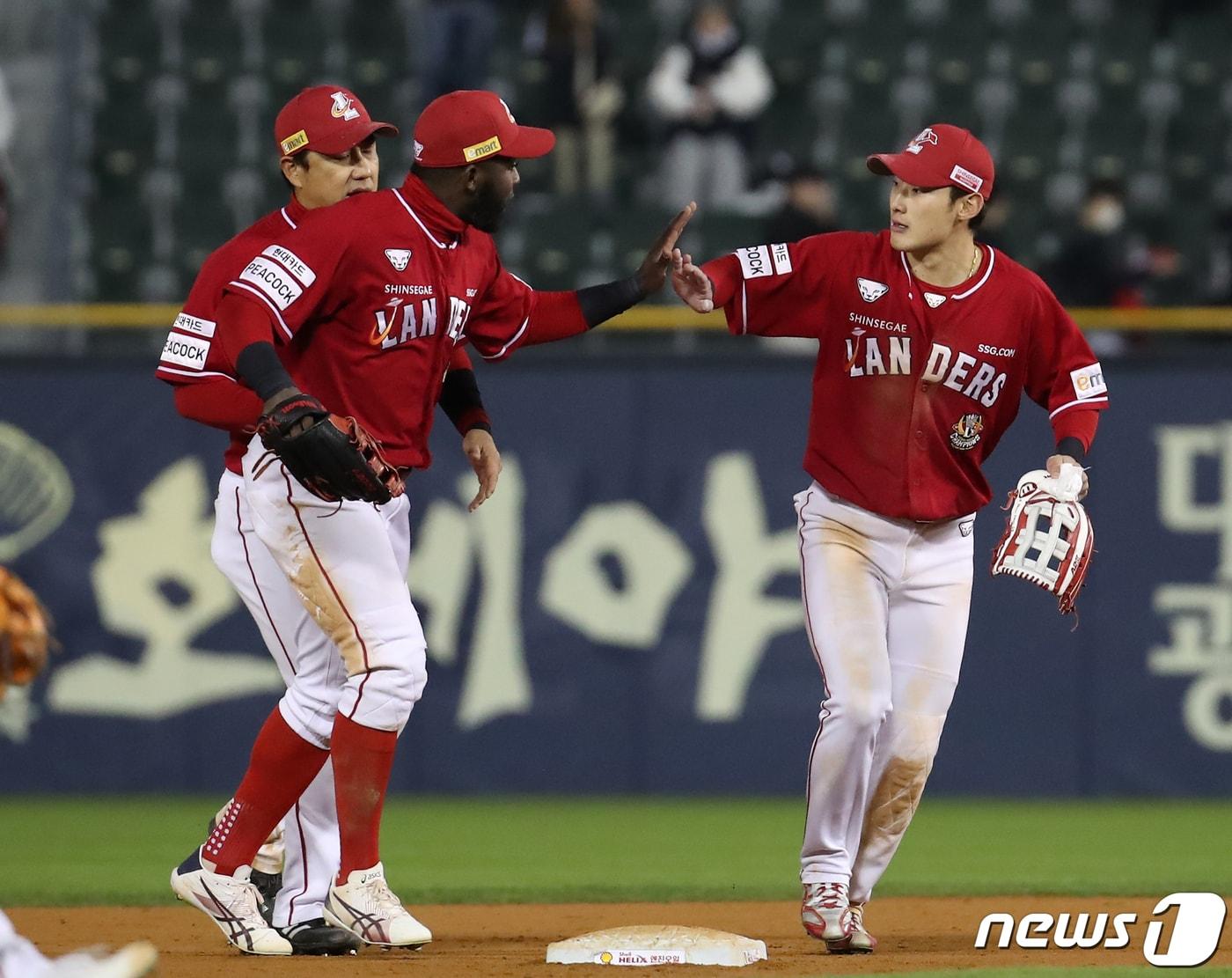 본문 이미지 - SSG 랜더스 최지훈(오른쪽). 2023.4.26/뉴스1 ⓒ News1 김진환 기자