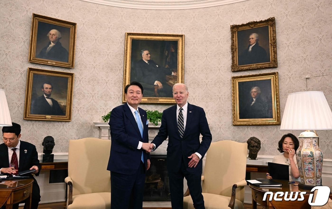 미국을 국빈 방문 중인 윤석열 대통령이 26일(현지시간) 미국 워싱턴DC 백악관 오벌오피스에서 열린 한미 정상 소인수 회담에서 조 바이든 미국 대통령과 악수를 하고 있다. ⓒ AFP=뉴스1