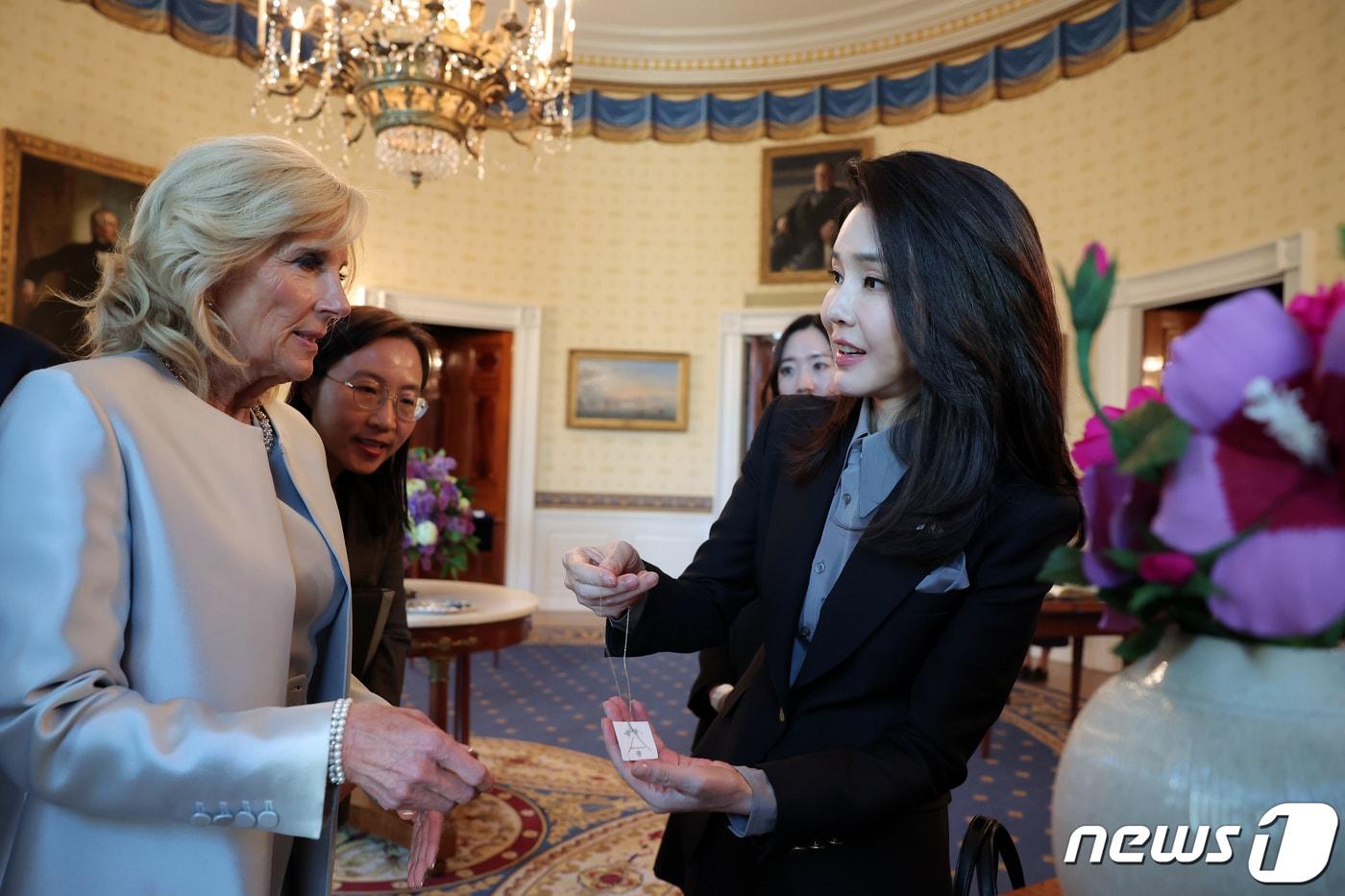 김건희 여사가 25일(현지시간) 워싱턴DC 백악관 관저에서 열린 친교행사에서 질 바이든 여사와 선물을 교환하고 있다. (대통령실 홈페이지) 2023.4.27/뉴스1 ⓒ News1 오대일 기자
