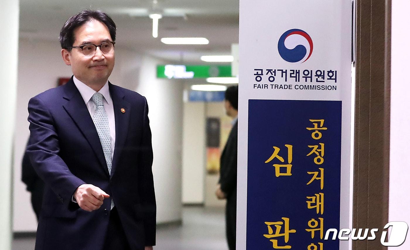 본문 이미지 - 한기정 공정거래위원장이 지난 4월 세종시 정부세종청사 공정거래위원회 심판정에 입장하고 있다. 2023.04.27/뉴스1 ⓒ News1 김기남 기자