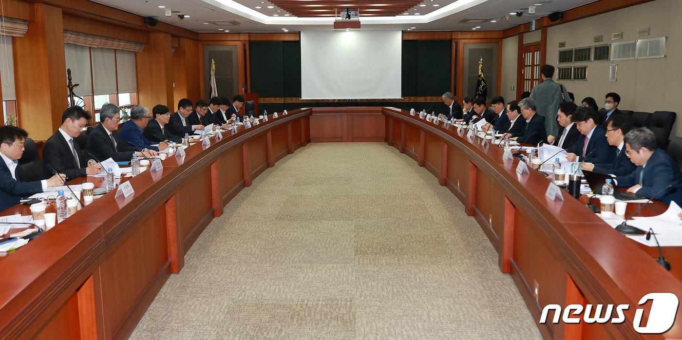 본문 이미지 - 김소영 금융위원회 부위원장이 27일 서울 여의도 금융투자협회 대회의실에서 ESG 금융 추진단 제2차 회의를 주재하고 있다. (금융위원회 제공) 2023.4.27/뉴스1