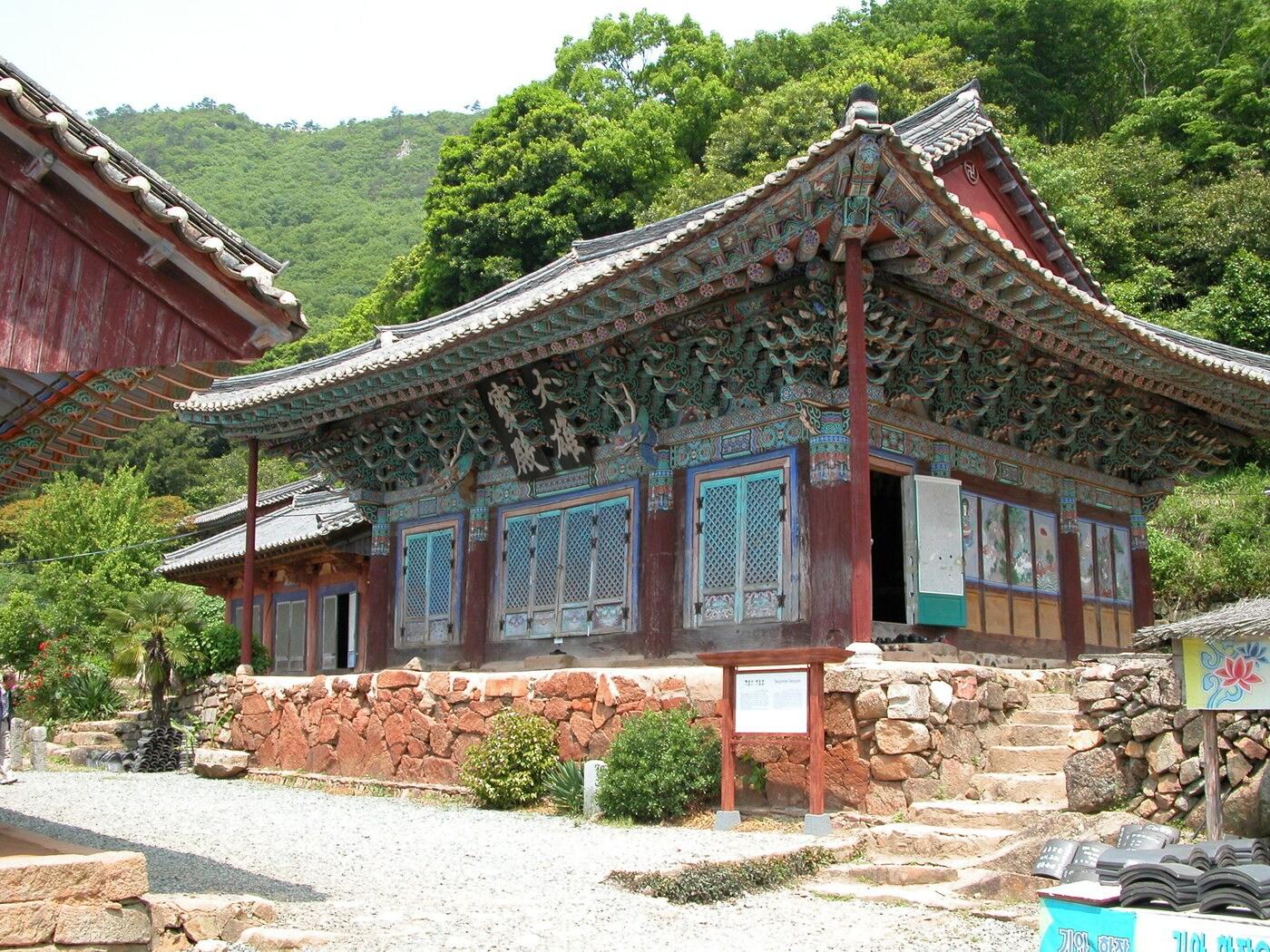 본문 이미지 - 강진 백련사 대웅보전 전경. (문화재청 제공) 