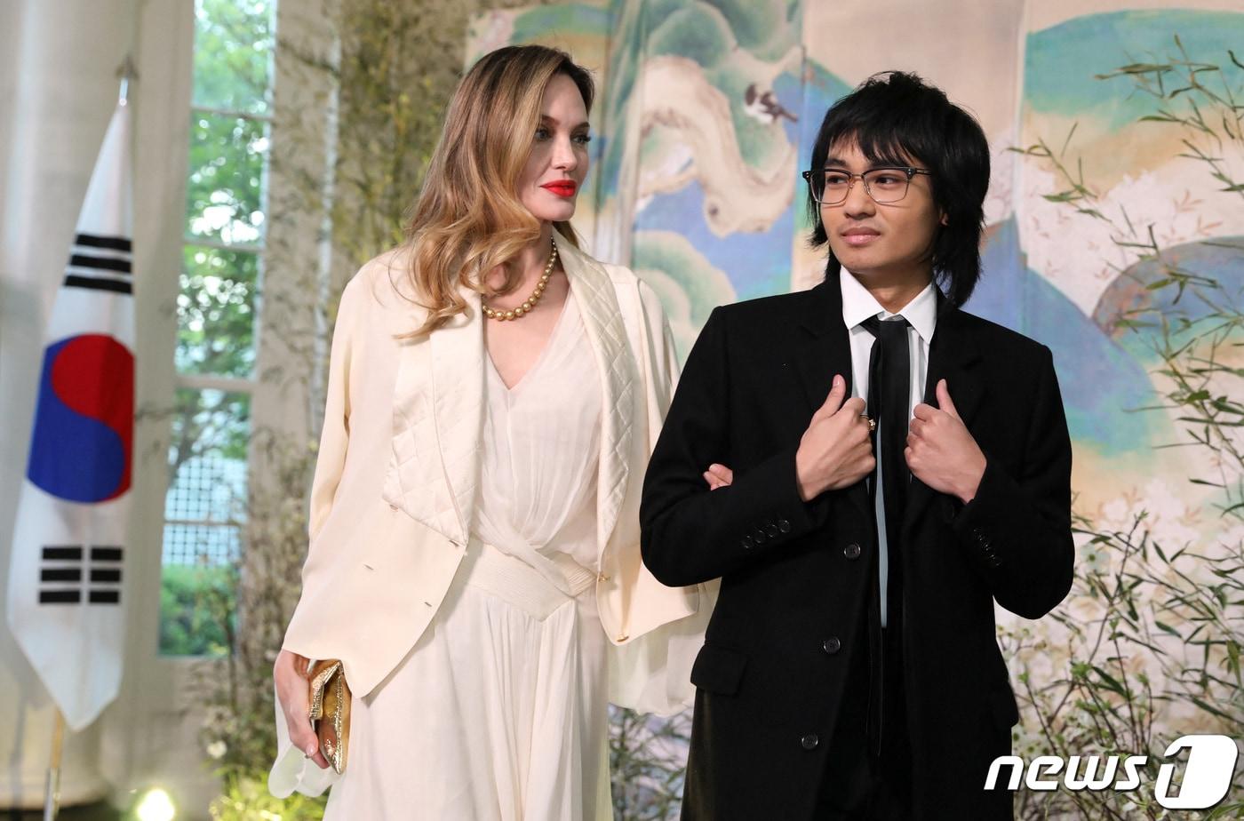 본문 이미지 - 할리우드 배우 앤젤리나 졸리와 아들 매덕스 ⓒ 로이터=뉴스1