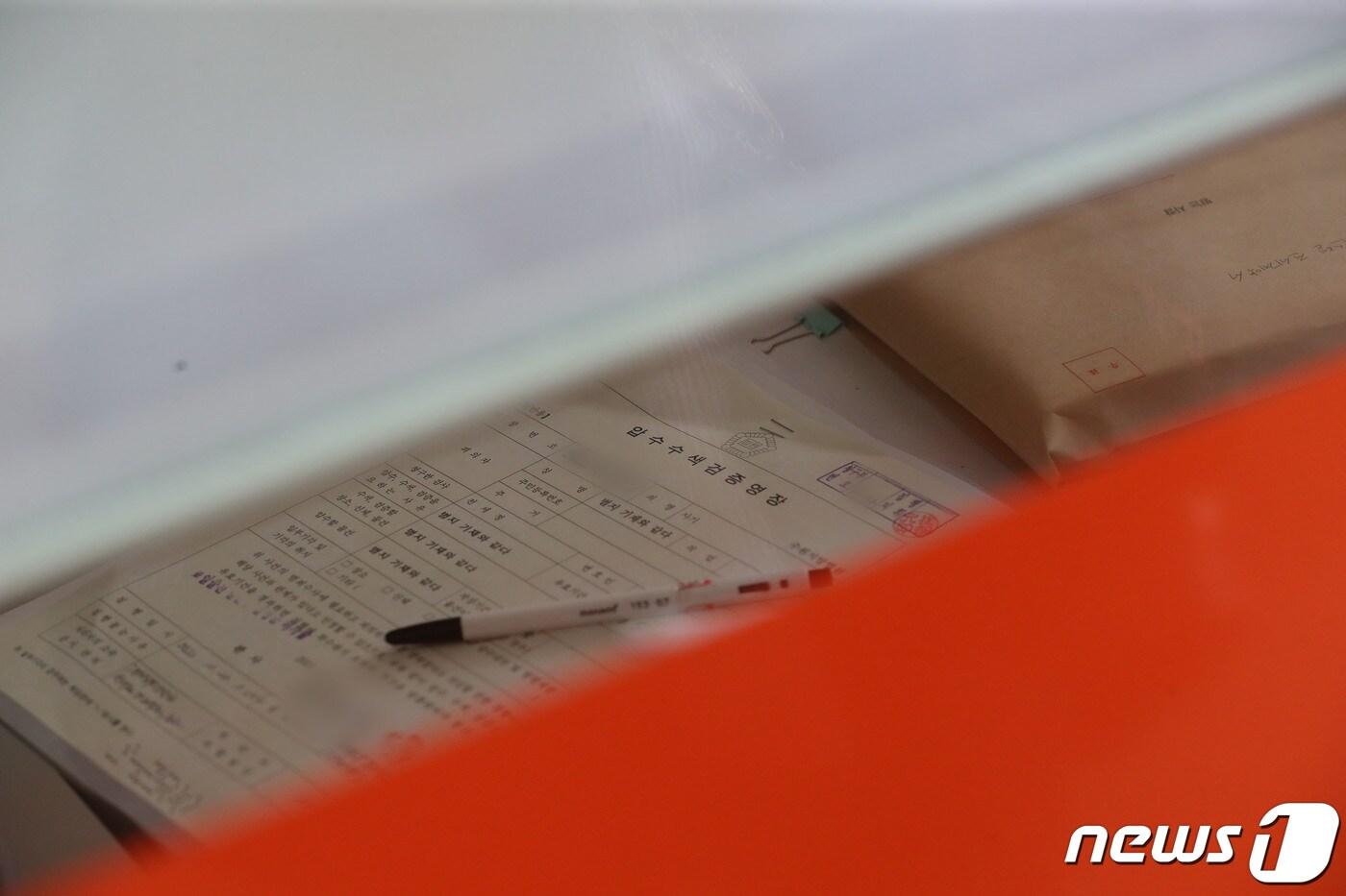 본문 이미지 - 경찰이 경기 화성시 동탄1신도시 소재 공인중개소 및 공인중개사 이모씨 부부 자택을 대상으로 압수수색을 벌이고 있다. 2023.4.27/뉴스1 ⓒ News1 김영운 기자