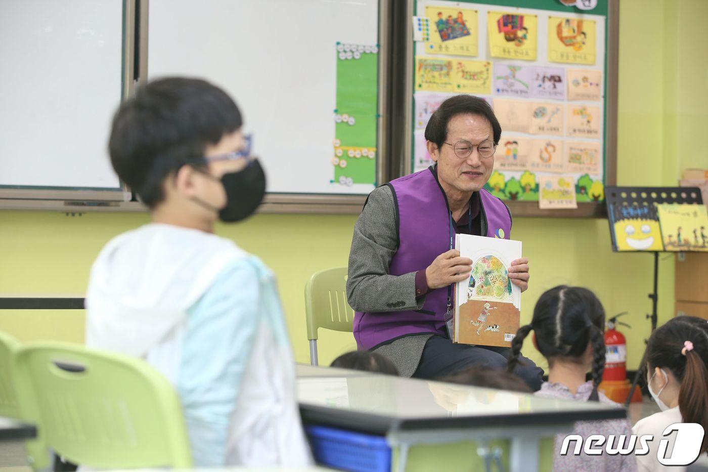 ‘서울형 독서·토론 수업’을 주제로 교육현장과의 소통 행보에 나선 조희연 서울시교육감이 지난 4월27일 오전 서울 마포구 아현초등학교를 방문해 2학년 학생들에게 책을 읽어주고 있다.  (서울시교육청 제공) /뉴스1