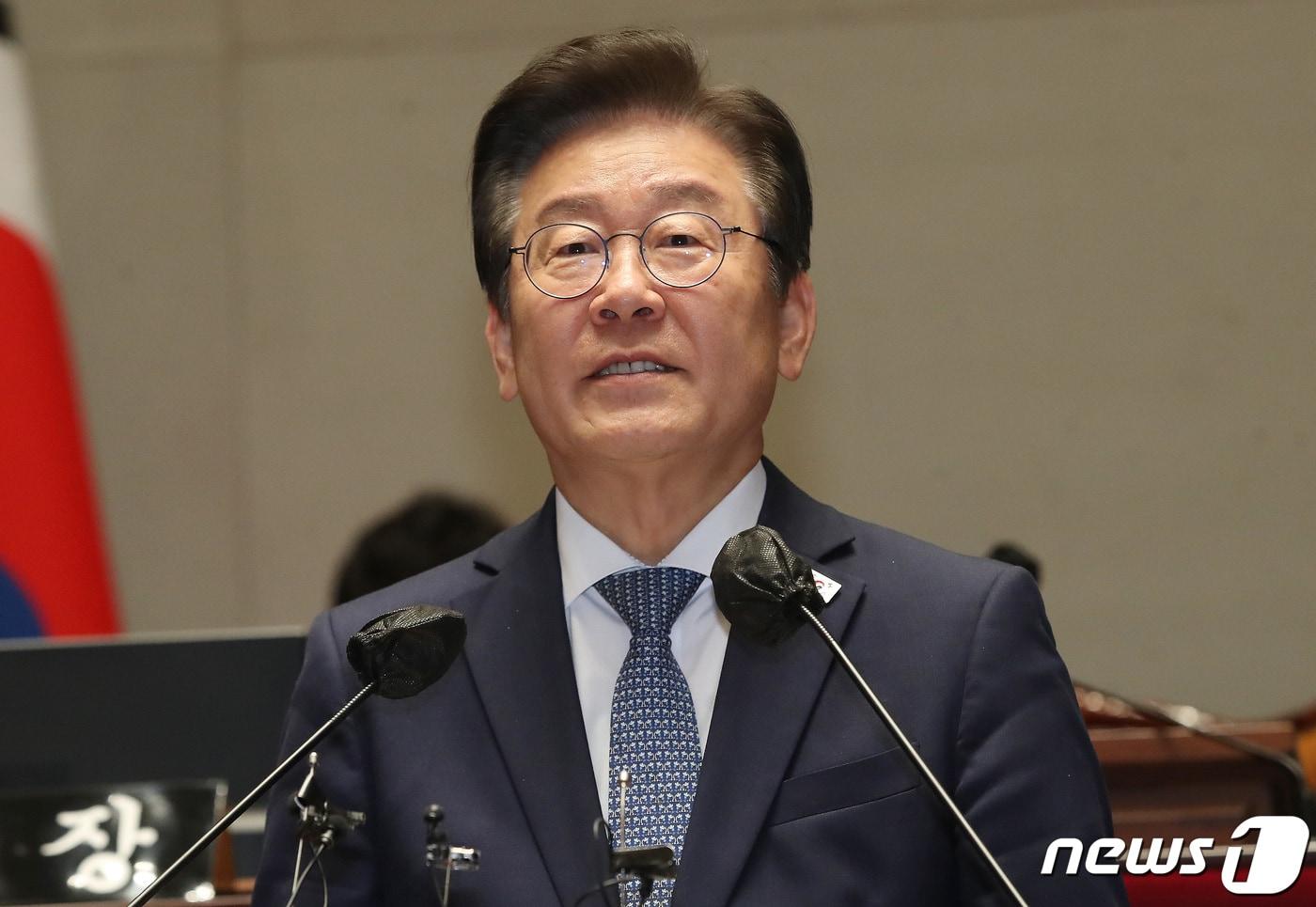 본문 이미지 - 이재명 더불어민주당 대표가 27일 서울 여의도 국회에서 열린 의원총회에서 발언을 하고 있다. 2023.4.27/뉴스1 ⓒ News1 임세영 기자