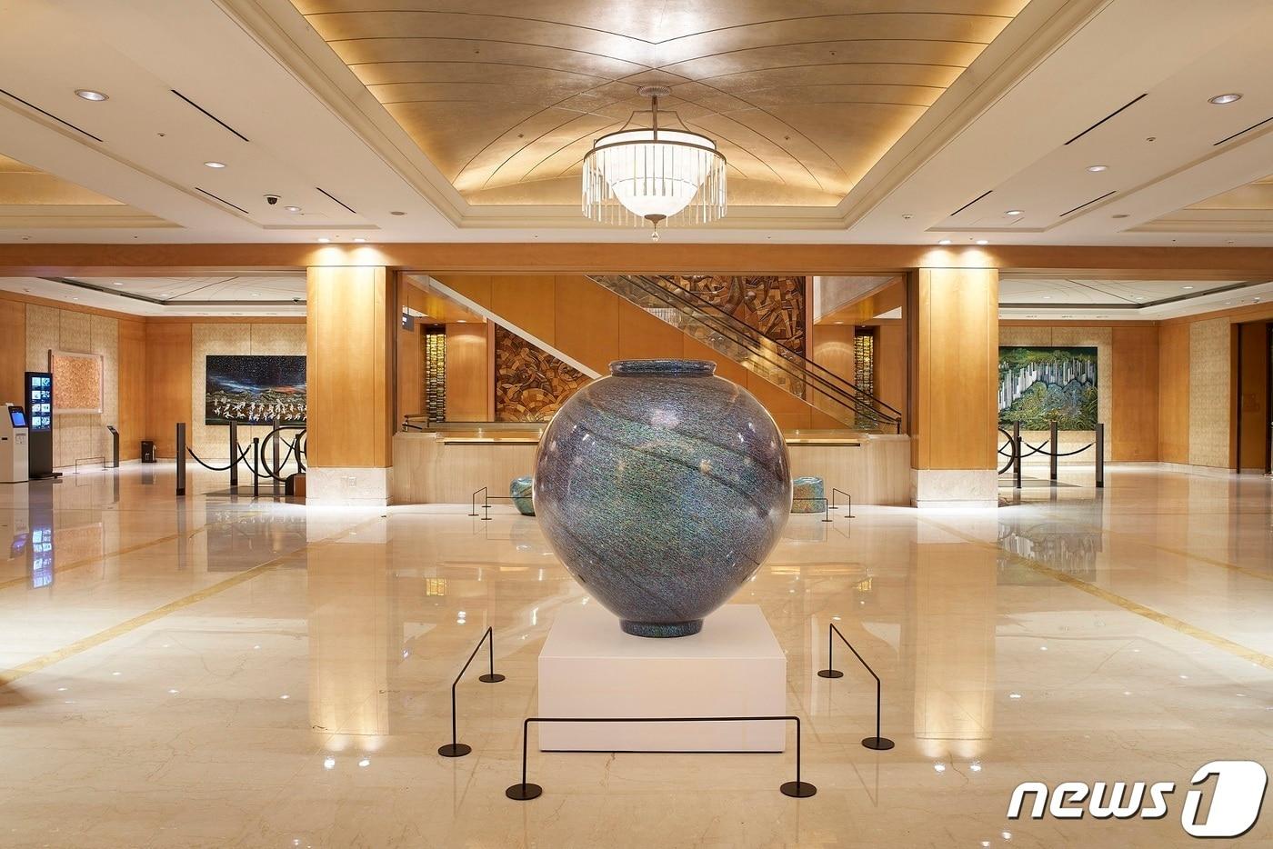 본문 이미지 - 롯데호텔 서울 메인 타워 1층의 '비욘드 더 오션-더 문' 작품 전시 모습(사진출처: 오픈월)