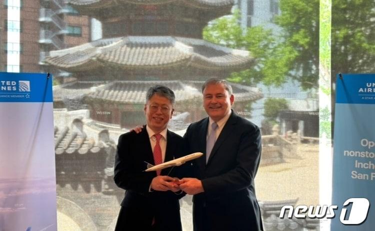 본문 이미지 -  박범준 유나이티드항공 한국영업총괄매니저(왼쪽), 월터 디아스 유나이티드항공 한국, 중국, 동남아시아 영업 총괄 본부장ⓒ News1  윤슬빈 기자