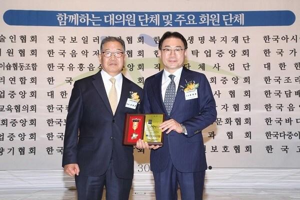 본문 이미지 - 왼쪽부터 신상호 직총 총회장, 윤태웅 직능인 종합지원센터 초대 회장. /사진제공 = 직능경제인단체총연합회