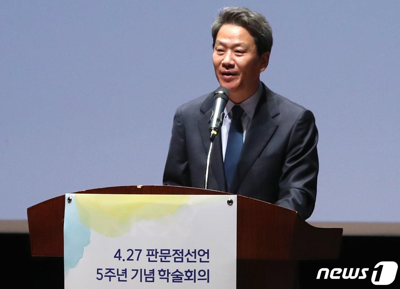 본문 이미지 - 임종석 전 대통령비서실장이 27일 오후 서울 여의도 한국거래소에서 경기도와 포럼 사의재, 한반도평화포럼 등의 주최로 열린 ‘4‧27 판문점 선언’ 5주년 기념식 및 학술회의에서 기조연설을 하고 있다. 2023.4.27/뉴스1 ⓒ News1 구윤성 기자