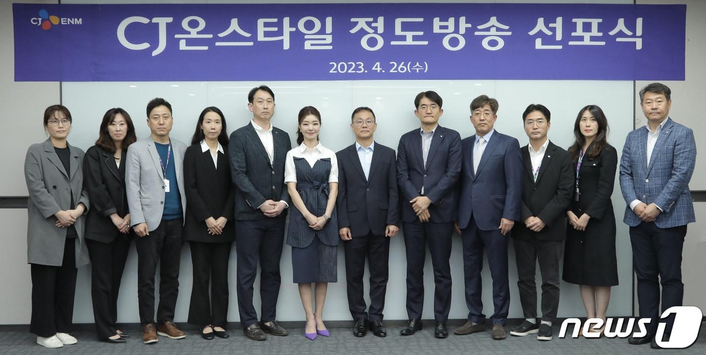 CJ온스타일은 26일 서울 방배동 CJ ENM 사옥에서 정도 방송 선포식을 열었다. 왼쪽 네번째부터 안대천 CJ온스타일 시청자위원회 위원장, 윤상현 CJ온스타일 대표이사, 곽규태 순천향대 교수 등 주요 경영진 및 임원진(CJ온스타일 제공).