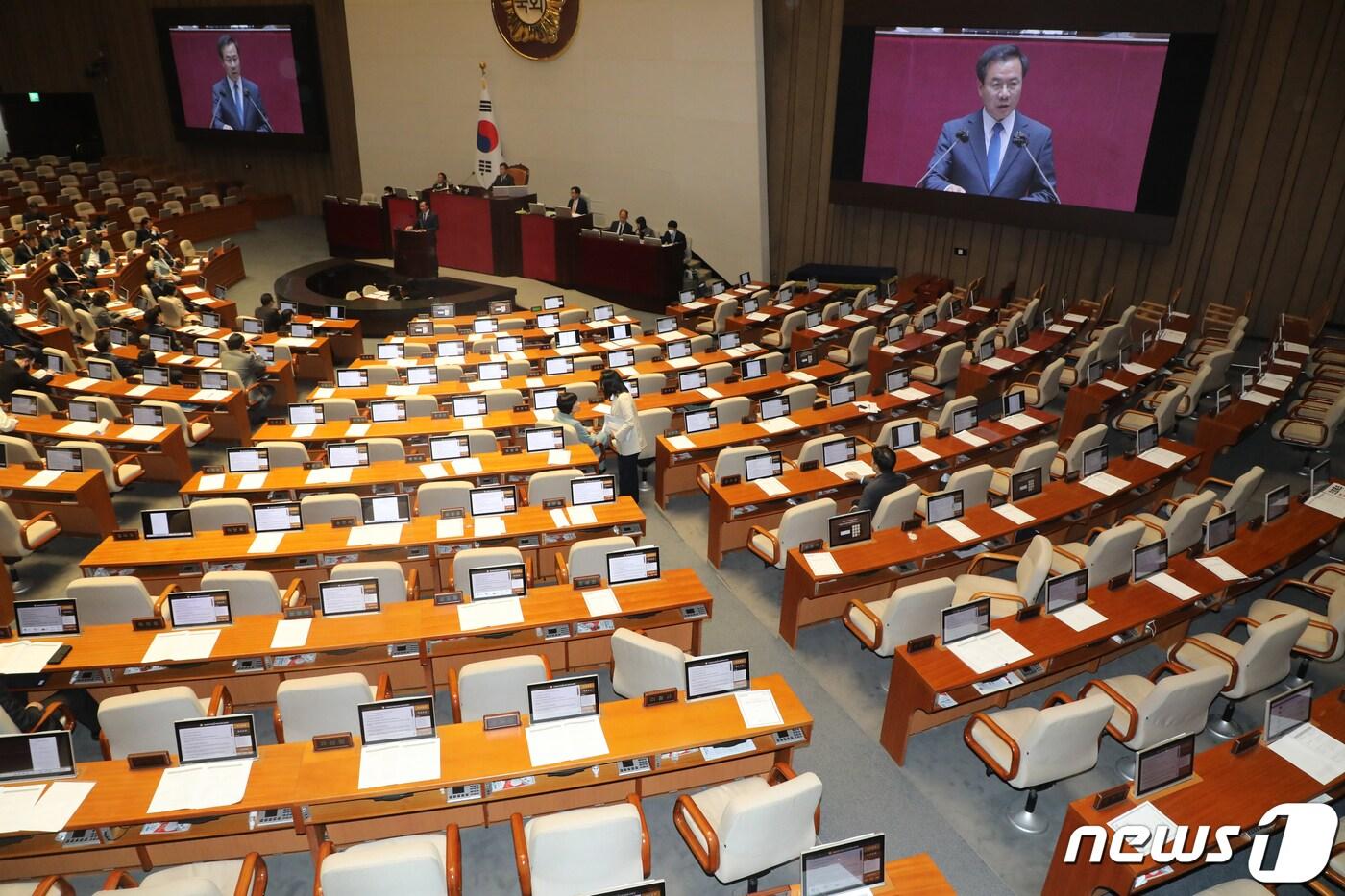 본문 이미지 - 27일 오후 서울 여의도 국회에서 열린 제405회 국회(임시회) 제5차 본회의에 국민의힘 의원 자리가 비어 있다. 이날 본회의에서 국민의힘은 대통령 배우자 김건희의 도이치모터스 주가조작 의혹 진상규명을 위한 특별검사 임명 등에 관한 법률안 등이 신속처리안건 지정동의건 투표를 앞두고 퇴장했다. 2023.4.27/뉴스1 ⓒ News1 황기선 기자