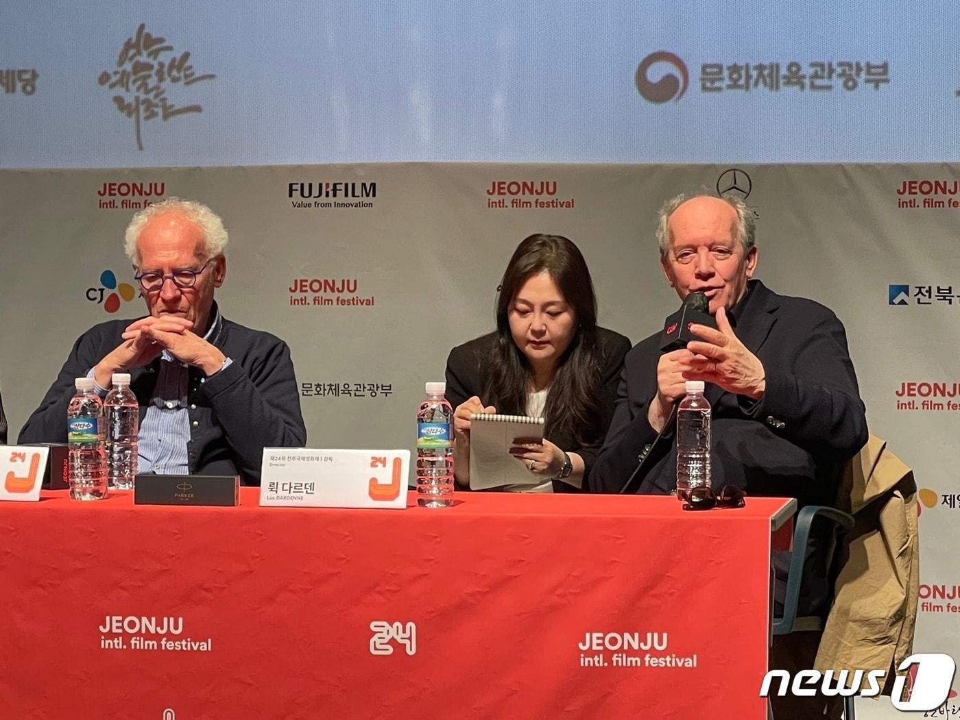 본문 이미지 - 뤽 다르덴 감독(오른쪽)/정유진 기자