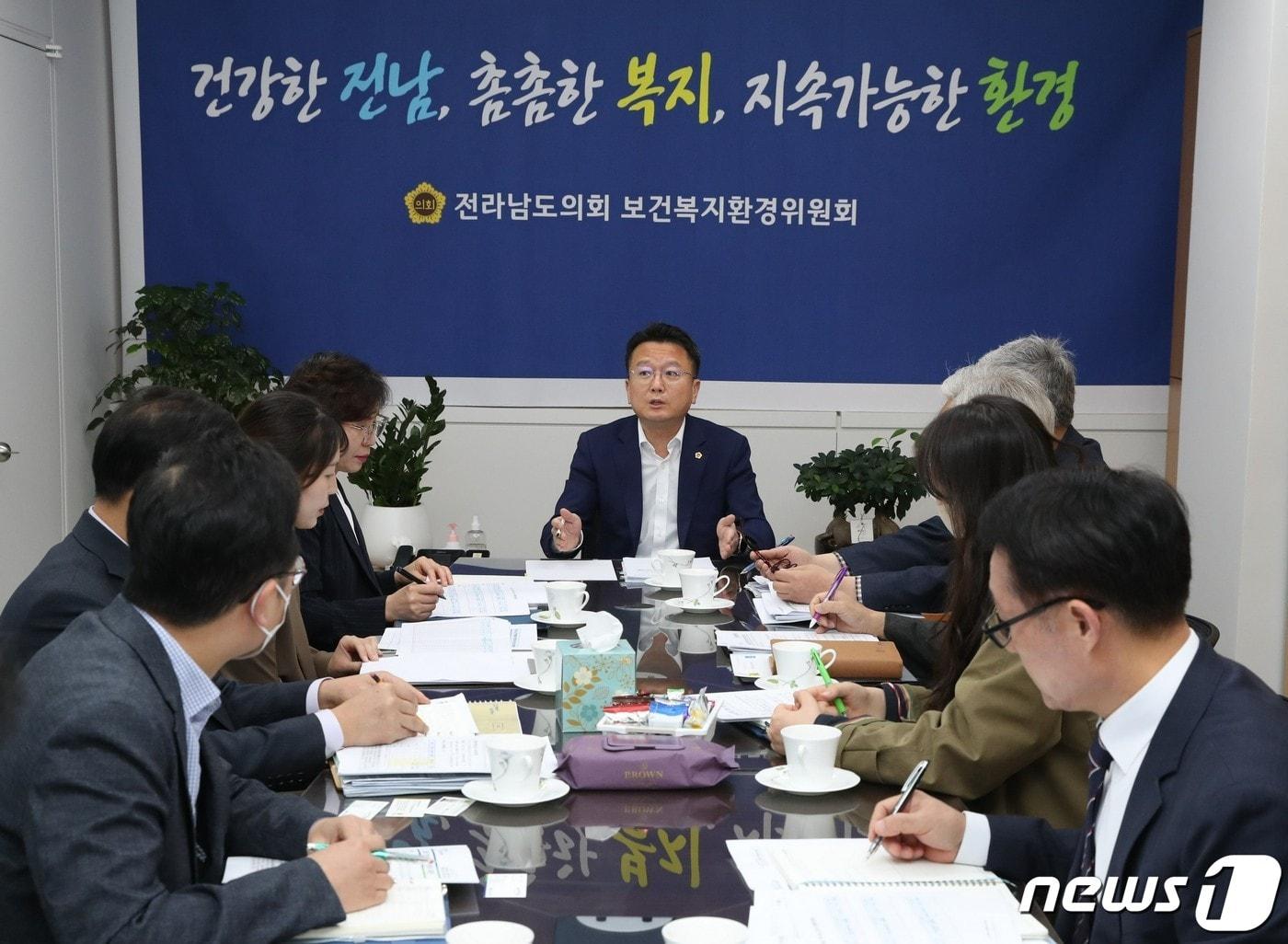 본문 이미지 - 최선국 전남도의원이 후쿠시마 원전 오염수 방출에 대응하기 위한  유관기관 간담회를 개최하고 있다.(전남도의회 제공)/뉴스1