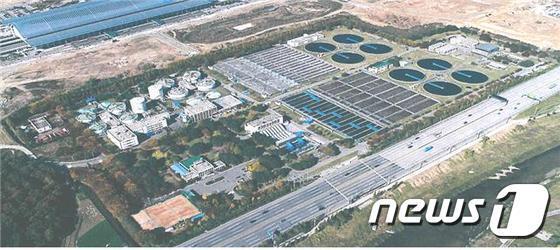 본문 이미지 - 27일 제주특별자치도는 제주공공하수처리시설 현대화사업과 관련한 주요 인허가 절차를 완료하고, 28일 착공한다고 밝혔다. 현재 제주공공하수처리장 모습.(제주도청 제공)/뉴스1 