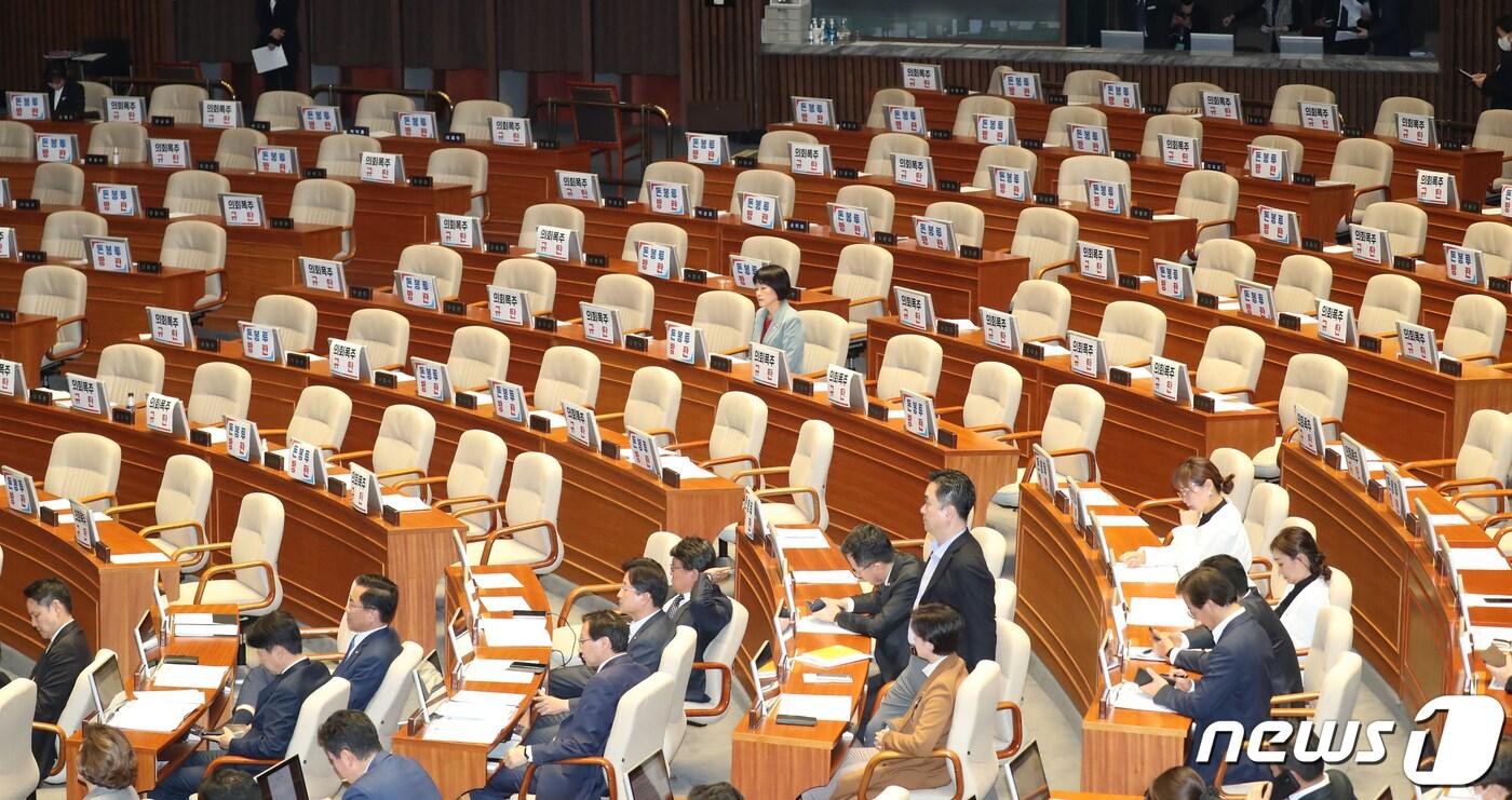 본문 이미지 - 27일 오후 서울 여의도 국회에서 열린 제405회 국회(임시회) 제5차 본회의에서 의료법 일부개정법률안(대안) 관련한 투표를 앞두고 국민의힘 의원들이 빠져나간 모습. 2023.4.27/뉴스1 ⓒ News1 황기선 기자