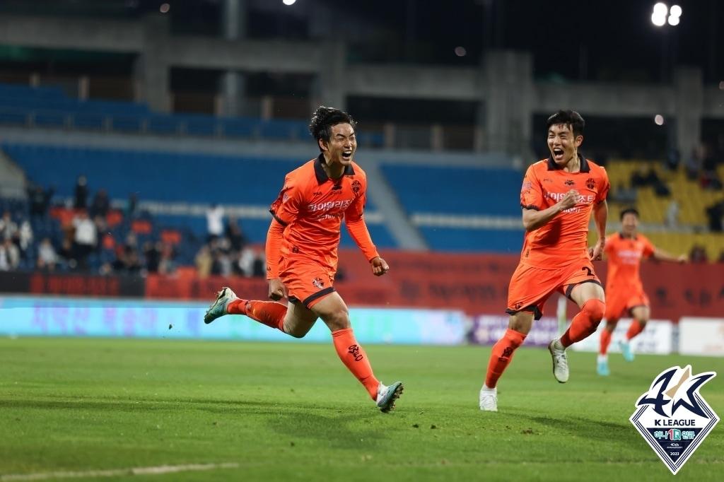 본문 이미지 - 26일 서울-강원전에서 후반 막판 골을 넣은 이웅희 (한국프로축구연맹 제공)