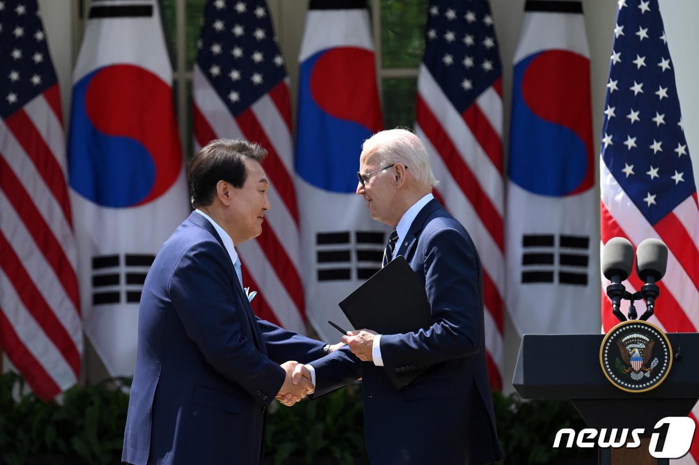 본문 이미지 - 윤석열 대통령과 조 바이든 미국 대통령이 26일(현지시간) 워싱턴DC 백악관 로즈가든에서 한미 정상회담 공동 기자회견을 마친 후 악수하고 있다. (대통령실 제공) 2023.4.27/뉴스1 ⓒ News1 오대일 기자