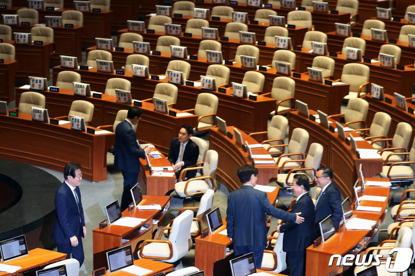 본문 이미지 - 이재명 더불어민주당 대표가 27일 오후 서울 여의도 국회에서 열린 제405회 국회(임시회) 제5차 본회의에서 방송법 일부개정법률안(대안) 본회의 부의의 건 투표를 마친 후 발걸음을 옮기고 있다. 이날 국민의힘 의원들은 방송법 투표를 앞두고 퇴장했다. 2023.4.27/뉴스1 ⓒ News1 황기선 기자