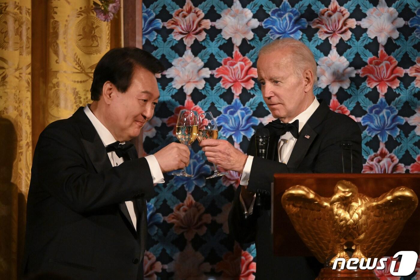 본문 이미지 - 윤석열 대통령과 조 바이든 미국 대통령이 26일(현지시간) 워싱턴DC 백악관에서 열린 국빈만찬에서 건배하고 있다. (대통령실 제공) 2023.4.27/뉴스1 ⓒ News1 오대일 기자