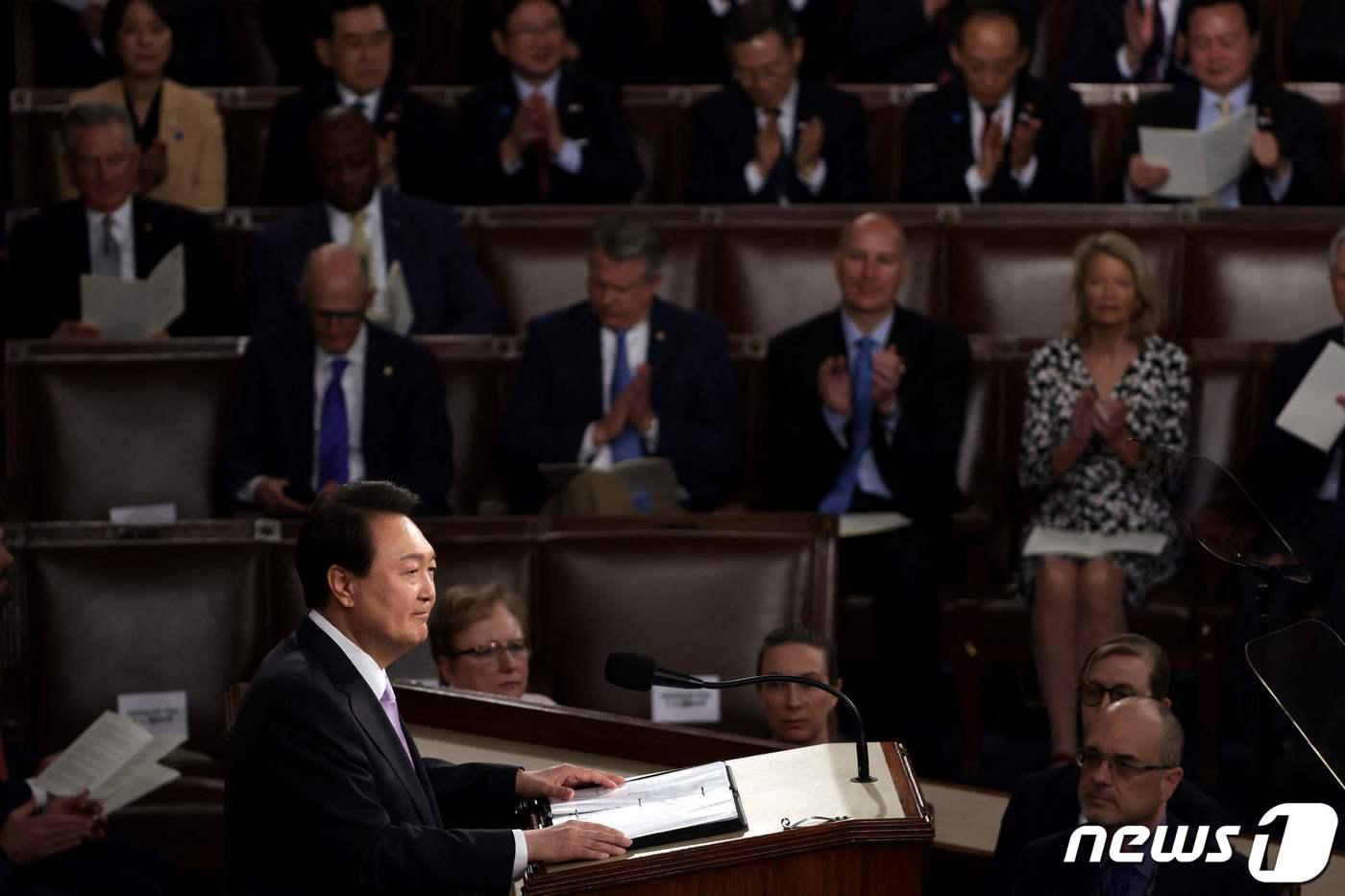 본문 이미지 - 윤석열 대통령이 27일(현지시간) 워싱턴DC 국회의사당에서 열린 미 상·하원 합동회의에서 연설하고 있다. ⓒ AFP=뉴스1