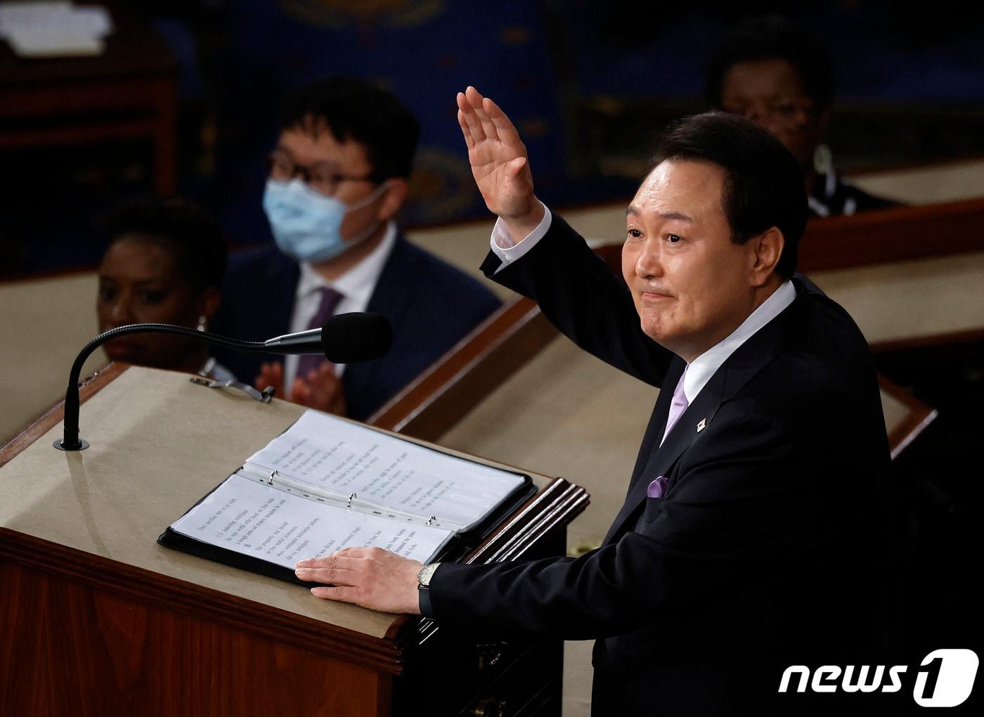 본문 이미지 - 윤석열 대통령이 27일(현지시간) 워싱턴DC 국회의사당에서 열린 미 상·하원 합동회의에서 연설에 앞서 의원들에게 인사를 하고 있다. 2023.4.28 ⓒ AFP=뉴스1