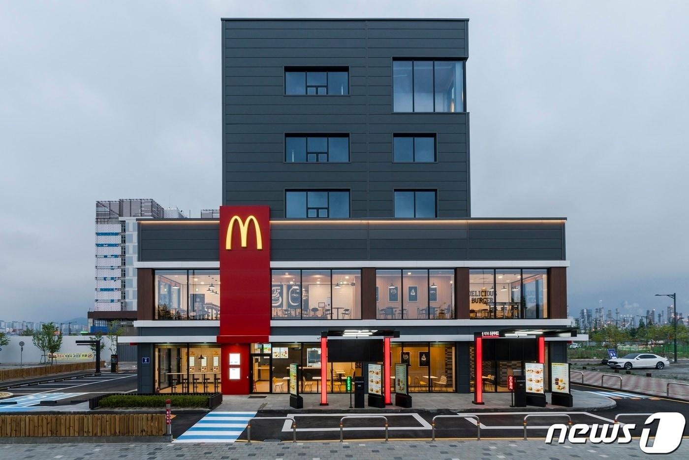 맥도날드 '인천청라DT점' 내부 전경.(한국맥도날드 제공)