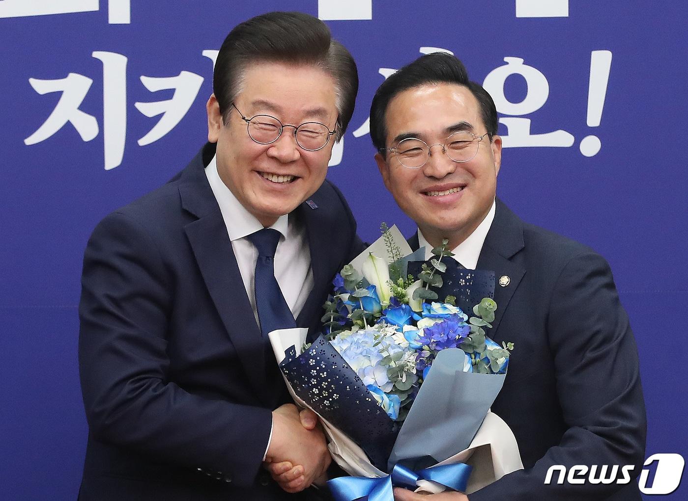 본문 이미지 - 이재명 더불어민주당 대표가 28일 오전 서울 여의도 국회에서 열린 최고위원회의에서 임기 만료를 앞둔 박홍근 원내대표에게 꽃다발을 전달하며 포옹을 하고 있다. 2023.4.28/뉴스1 ⓒ News1 임세영 기자