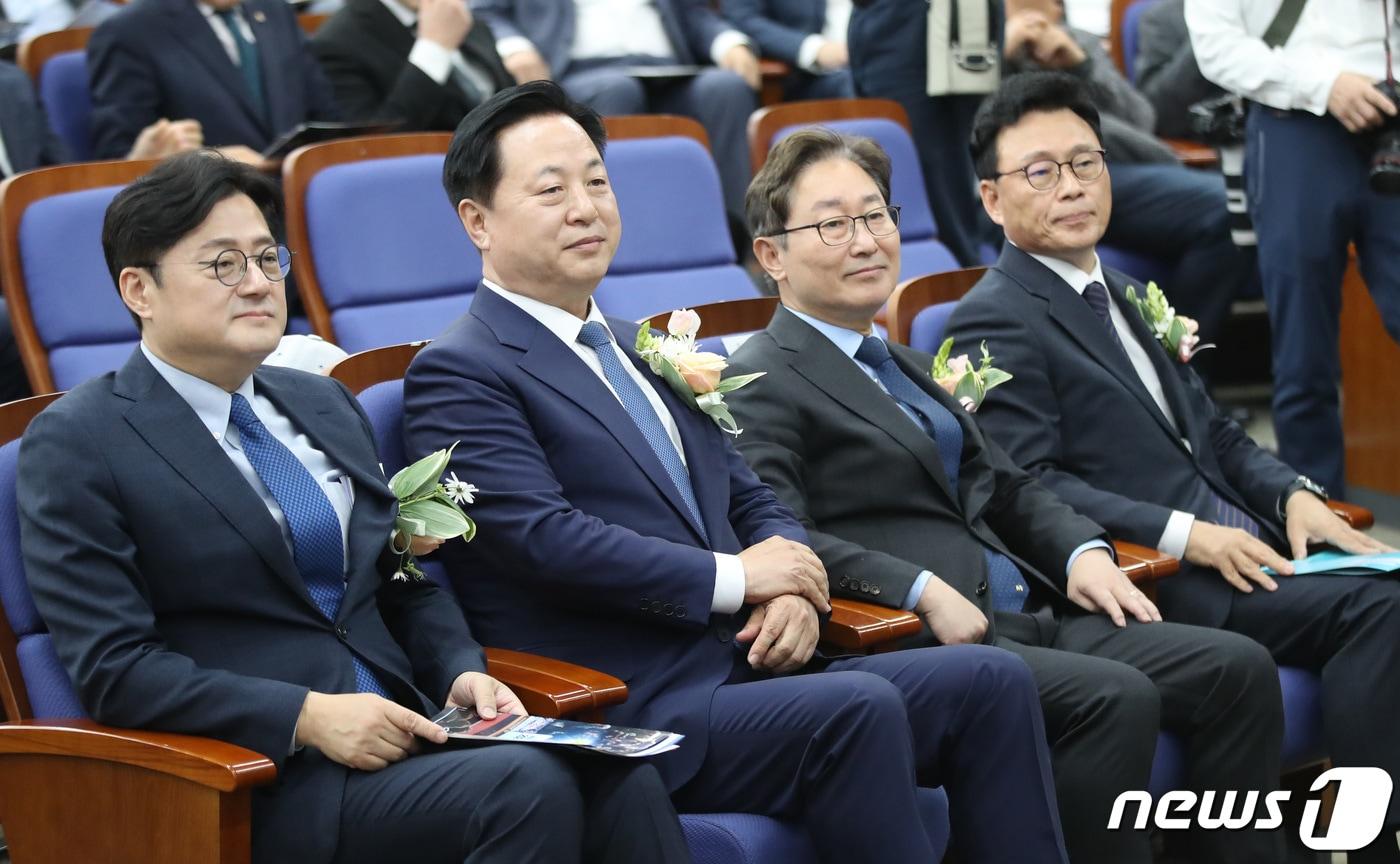 본문 이미지 - 더불어민주당 원내대표 후보자들이 28일 오전 서울 여의도 국회에서 열린 '제4기 원내대표 선출 의원총회'에서 이재명 대표 발언을 경청하고 있다. 왼쪽부터 홍익표, 김두관, 박범계, 박광온. 2023.4.28/뉴스1 ⓒ News1 임세영 기자