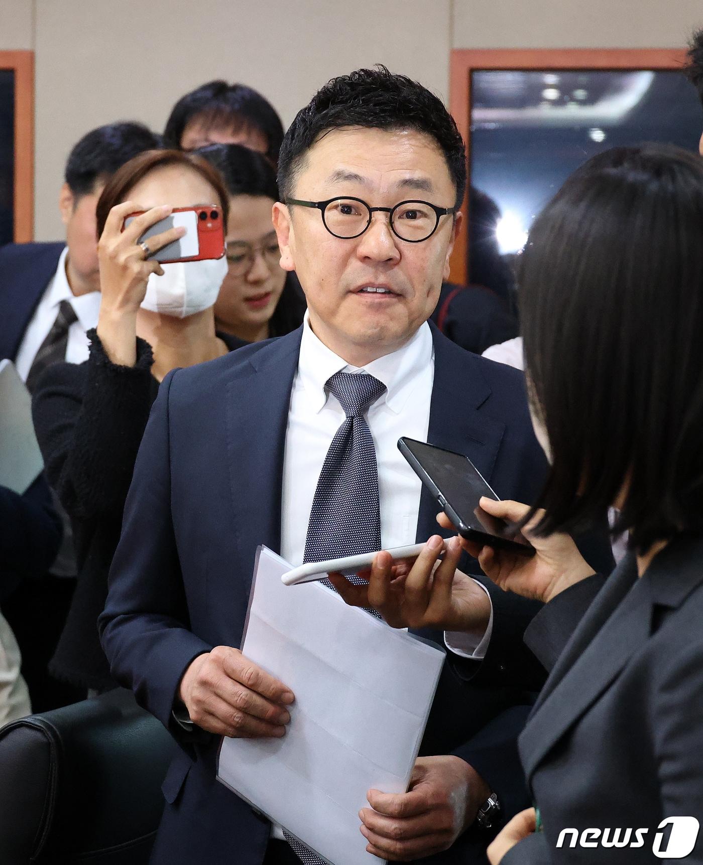 본문 이미지 - 황현순 키움증권 대표이사가 28일 오전 서울 영등포구 여의도 금융투자협회에서 열린 증권사 CEO와의 시장현안 소통회의에 참석해 취재진의 질문을 받고 있다. 2023.4.28/뉴스1 ⓒ News1 김진환 기자