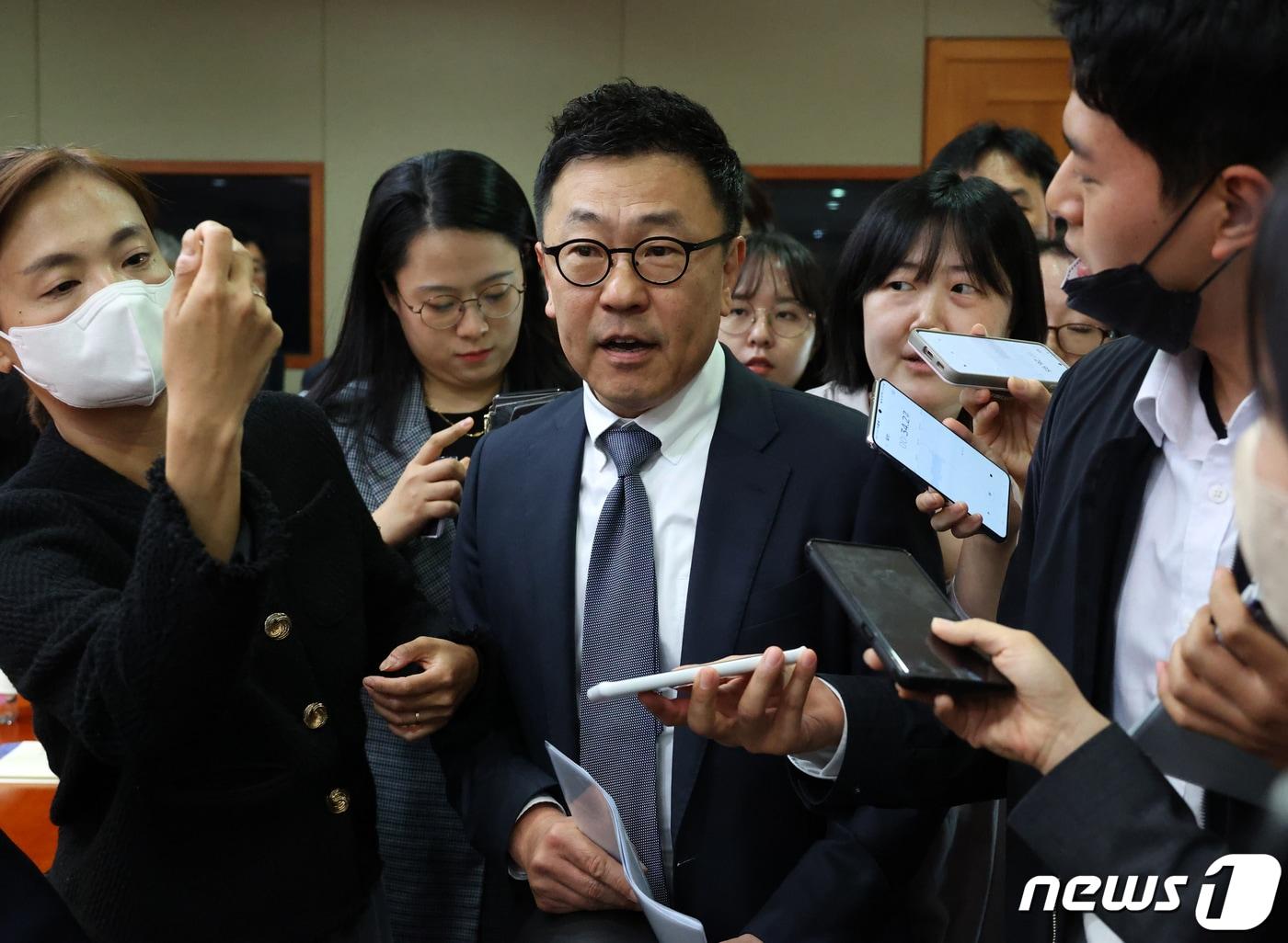 본문 이미지 - 황현순 키움증권 대표이사가 28일 오전 서울 영등포구 여의도 금융투자협회에서 열린 증권사 CEO와의 시장현안 소통회의에 참석해 취재진의 질문을 받고 있다. 2023.4.28/뉴스1 ⓒ News1 김진환 기자