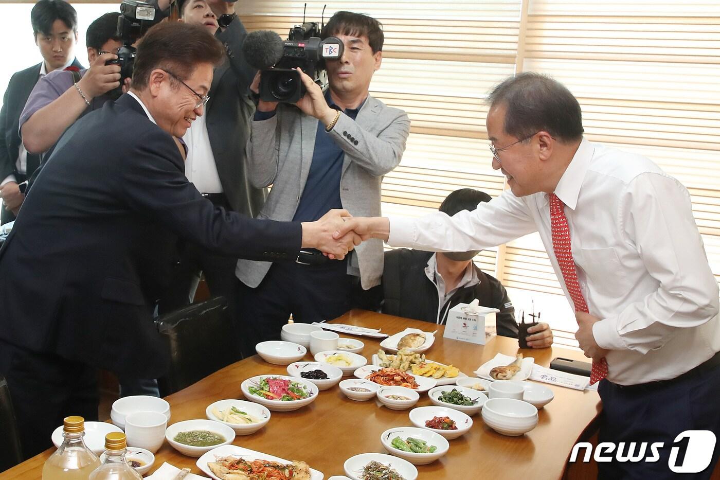 홍준표 대구시장과 이철우 경북지사가 6일 조기 대선 출마를 공식 선언하며 대선 레이스에 돌입했다. 사진은 이철우 경북도지사(왼쪽)와 홍준표 대구시장이 2023년 4월 28일 오전 군위군의 한 한정식집에서 열린 대구경북신공항 성공적인 건설을 위한 화합 간담회에 참석해 인사를 나누는 모습. 2023.4.28/뉴스1 ⓒ News1 공정식 기자