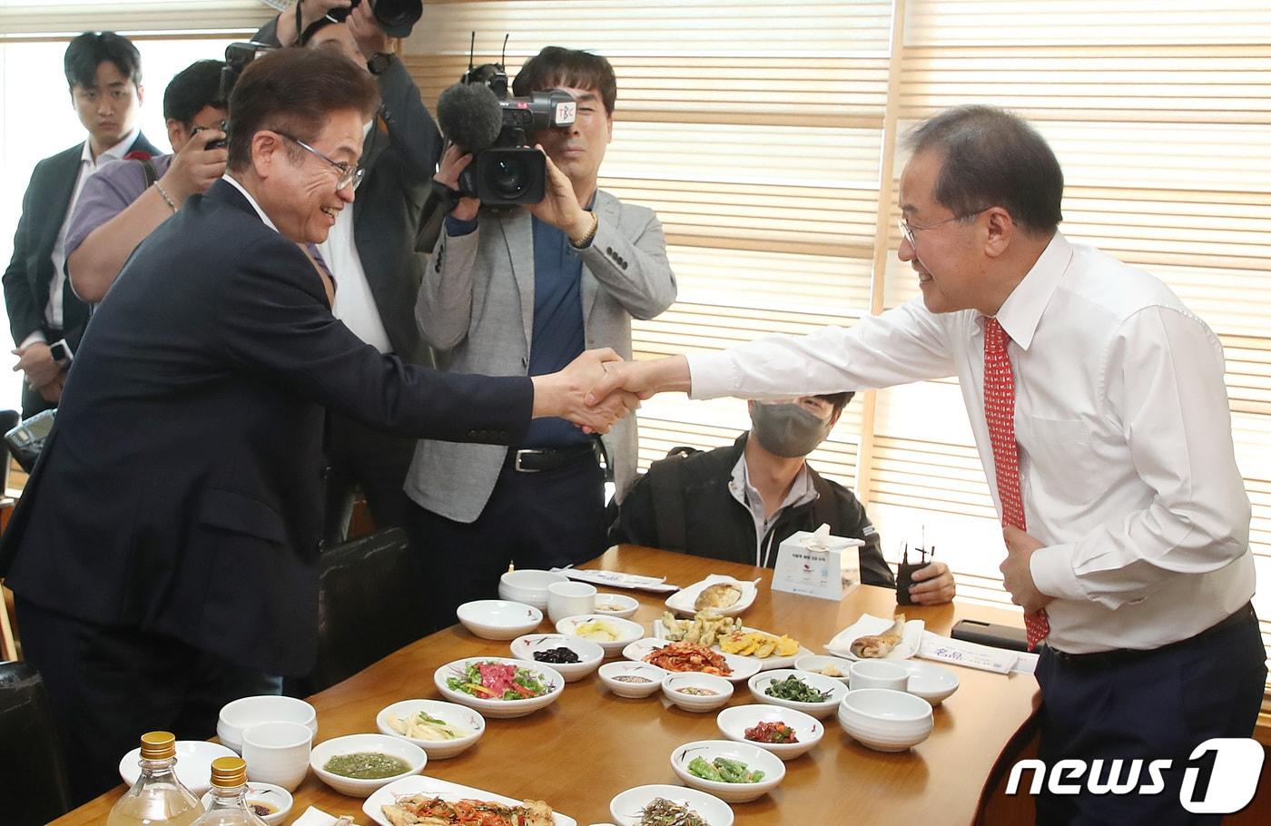 이철우 경북지사(왼쪽)와 홍준표 대구시장이 2023년 4월28일 경북 군위군의 한 한정식집에서 열린 대구경북신공항 성공적인 건설을 위한 간담회에서 인사를 나누고 있다. 2023.4.28/뉴스1 ⓒ News1 공정식 기자