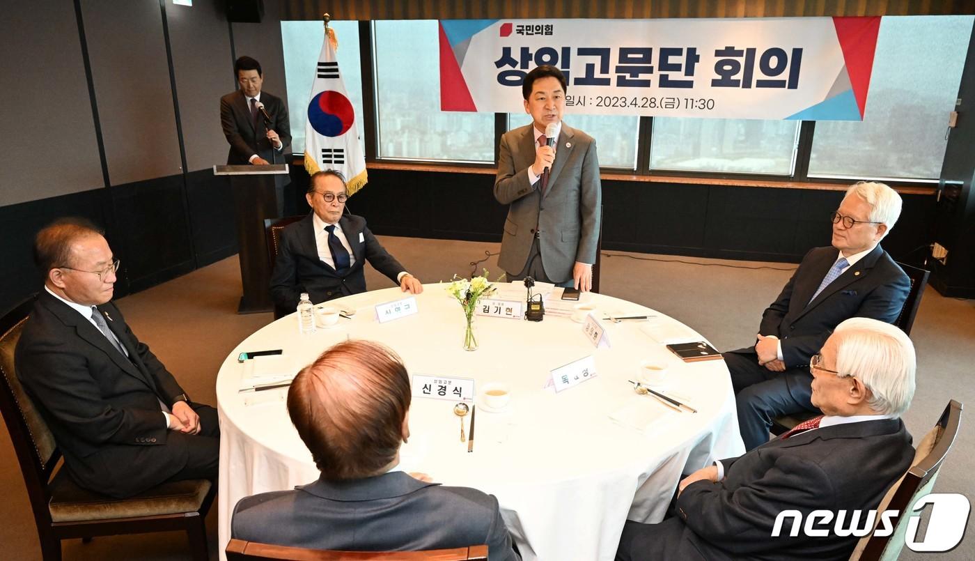 본문 이미지 - 김기현 국민의힘 대표가 지난 4월28일 서울 여의도의 한 식당에서 열린 국민의힘 상임고문단 회의에서 발언하고 있다. (공동취재) 2023.4.28/뉴스1 ⓒ News1 임세영 기자
