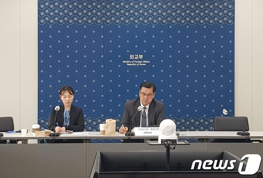 본문 이미지 - 외교부가 27일이경철 아프가니스탄·파티스탄 특별대표 주재로 유엔기구들과 아프가니스탄에 대한 인도적 지원 관련 회의를 진했다. (외교부 제공) 2023.4.28/뉴스1