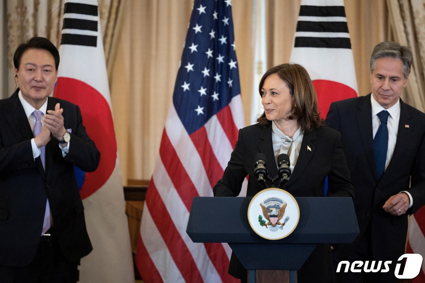 본문 이미지 - 카멀라 해리스 미 부통령이 27일(현지시간) 미 국방부에서 열린 국빈 오찬에서 윤석열 대통령에게 인사말을 건네고 있다. 23.04.27 ⓒ 로이터=뉴스1 ⓒ News1 김예슬 기자