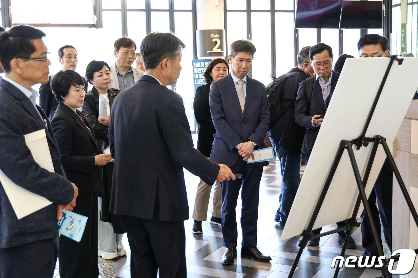 본문 이미지 - 오균 사행산업통합감독위원회 위원장과 위원들이  