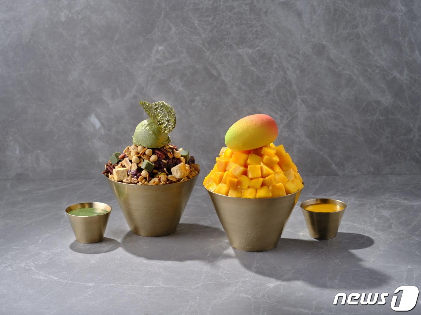 본문 이미지 - 그랜드 인터컨티넨탈 서울 파르나스의 제주 애플망고 빙수와 시그니처 쑥 빙수(파르나스호텔 제공)