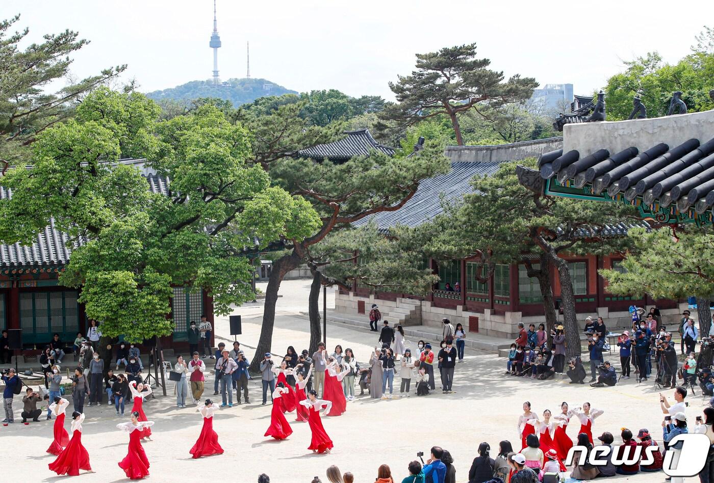 서울 종로구 창경궁 양화당 마당에서 2023년 봄 궁중문화축전 사전행사 창경궁 명칭환원 40주년 기념 궁궐 퍼레이드가 열리고 있다. 2023.4.28/뉴스1 ⓒ News1 김도우 기자