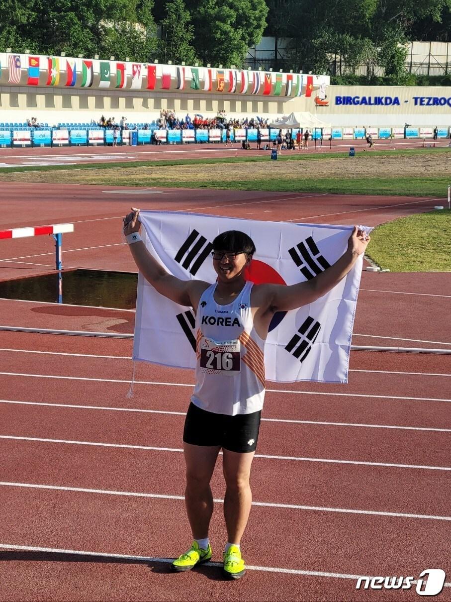 본문 이미지 - 아시아청소년육상선수권대회 투포한 우승을 차지한 박시훈 (대한육상연맹 제공)